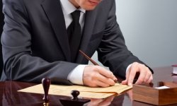 Как правильно заключить договор с адвокатом по уголовному делу